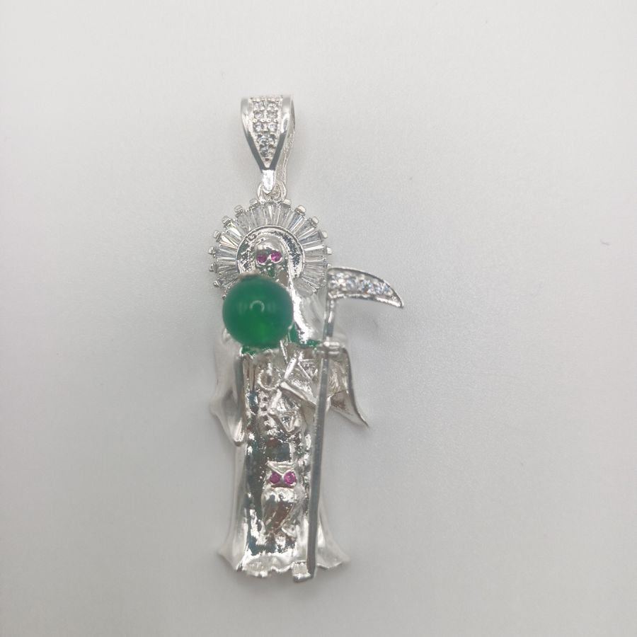 Dije Santa Muerte Con Piedra Verde Con Circonia Baguette 5.5cm De Largo 1.7cm De Ancho